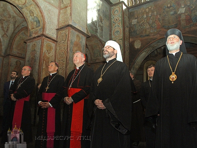 ВРЦіРО через кардинала П’єтро Пароліна передала запрошення Папі Франциску відвідати Україну