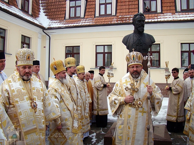 Глава Церкви разом з єпископами в день народження патріарха Йосифа Сліпого помолився в його родинному домі в Заздрості