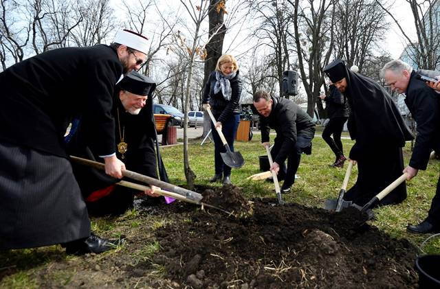 Розпочалась нова хвиля безтермінової акції «Посади дерево миру»