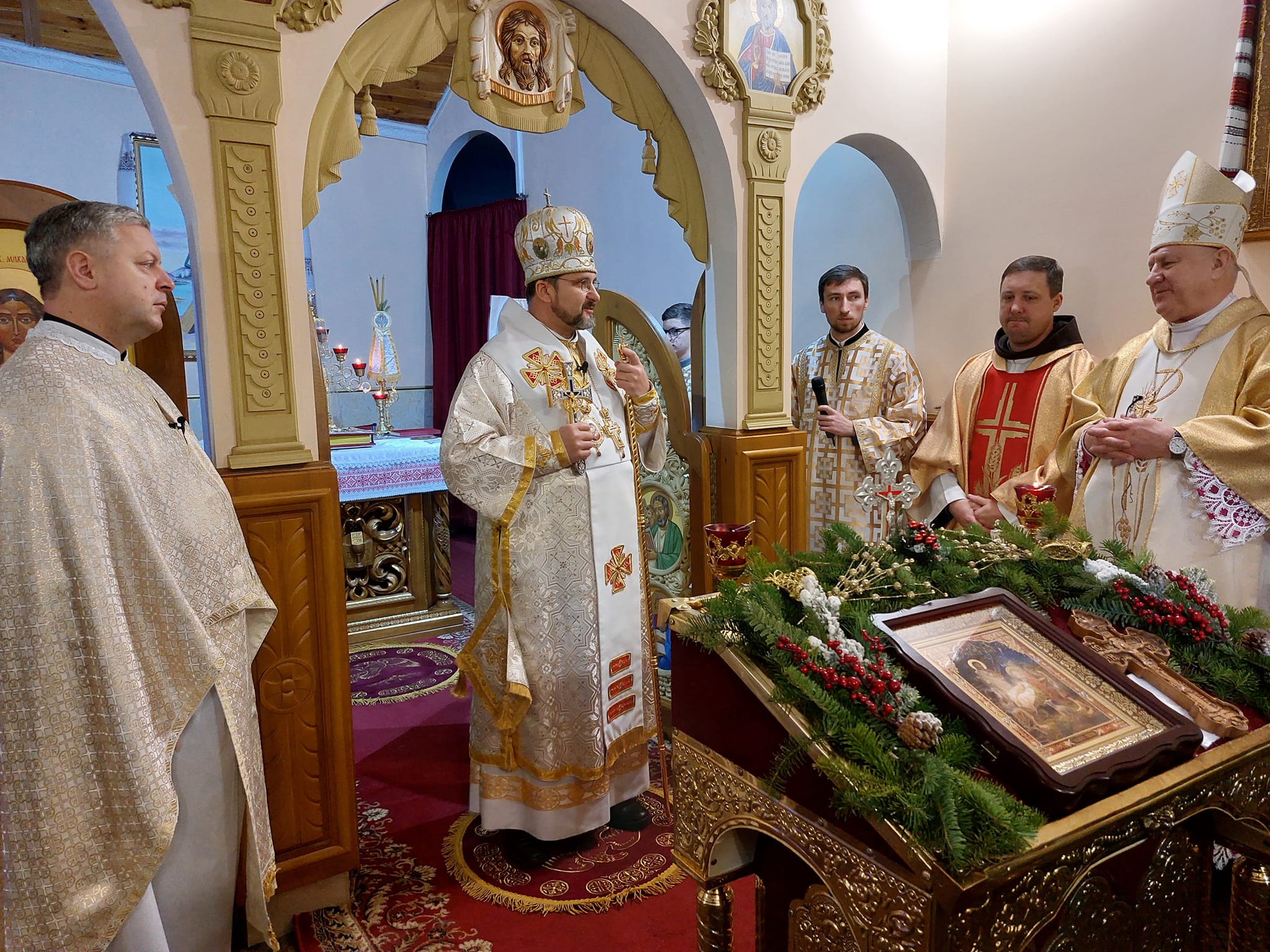 Владика Михаїл очолив урочисту Божественну Літургію у катедральному храмі з нагоди празника Різдва Христового