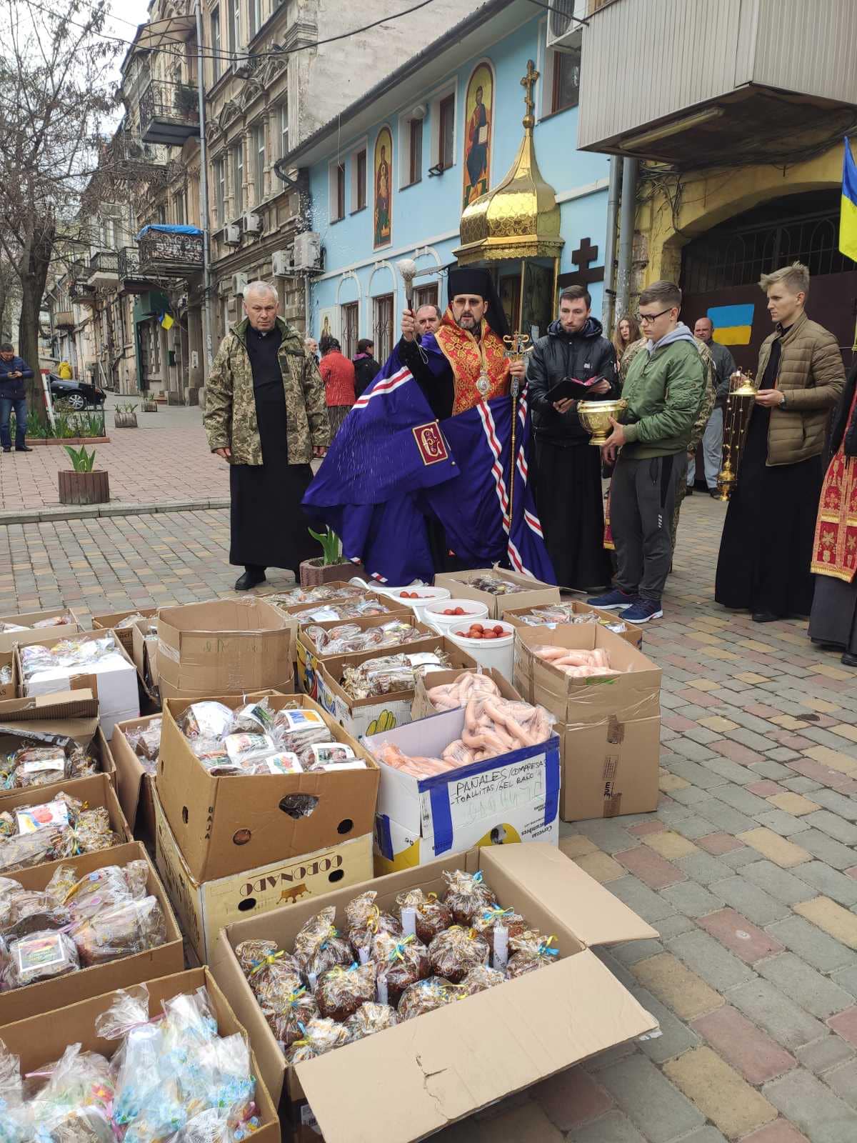 Владика Михаїл Бубній освятив паски для українських воїнів