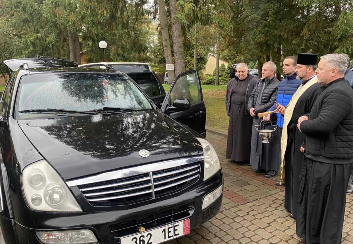 Владика Михаїл Бубній освятив автомобіль для потреб військовослужбовців на Півдні України