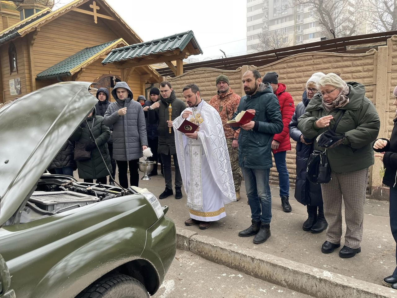 Парафія Святого Архистратига Михаїла передала автомобіль для потреб ЗСУ