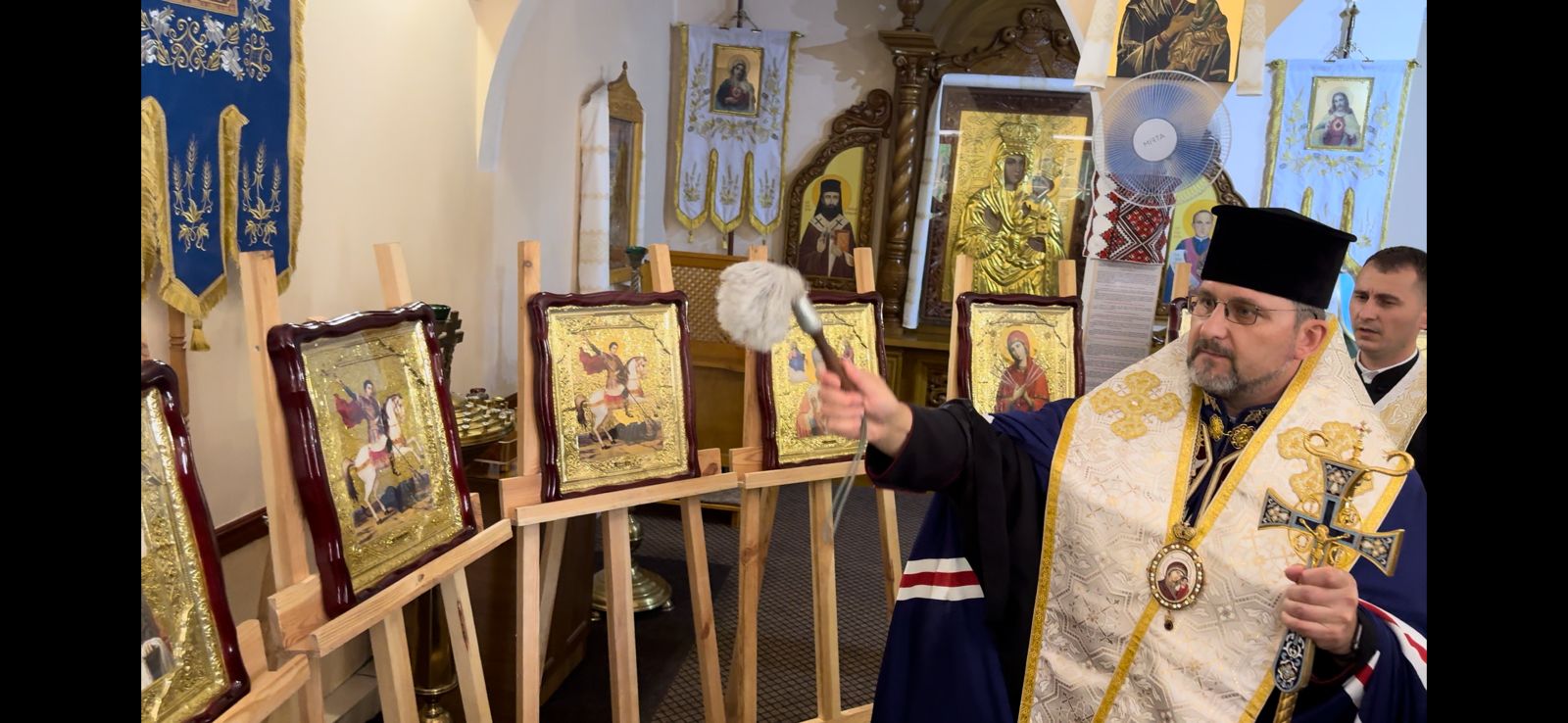 У катедральному храмі владика Михаїл Бубній освятив ікони для прикордонників